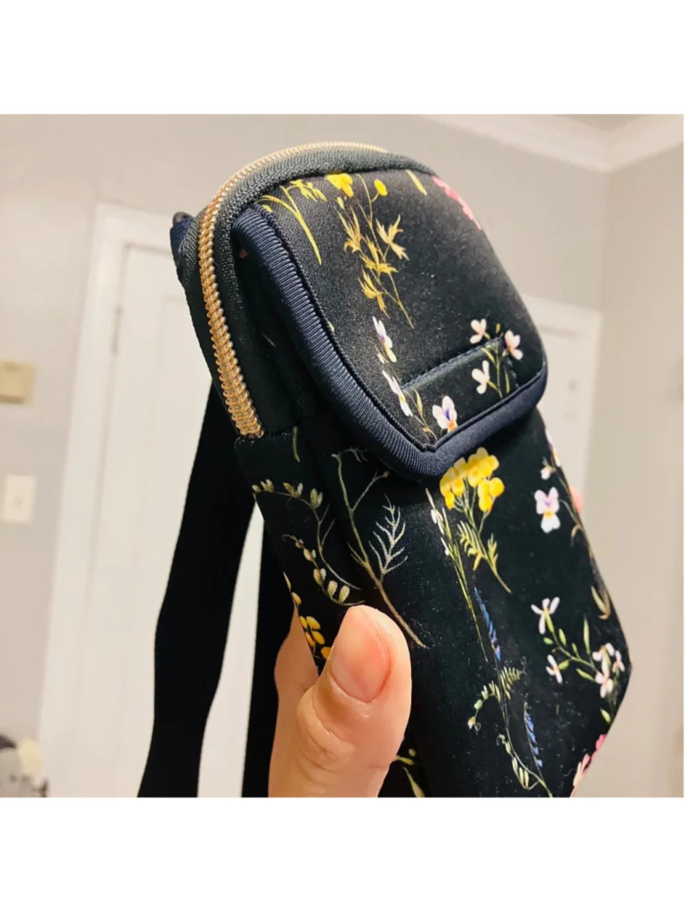 🌸 Stylish & Compact: Black Floral Print Phone Pouch/Crossbody Bag 🌸